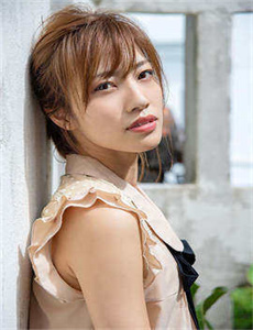 伴娘被按在车内强行摸胸猥亵/樱桃高清在线观看